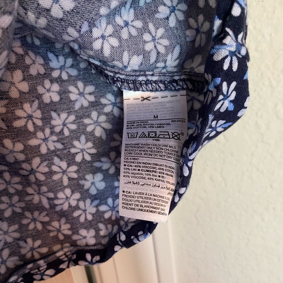 Old Navy Women’s Flutter Sleeve Wrap Top Shirt Dark Blue with Flowers Medium M - Picture 6 of 7